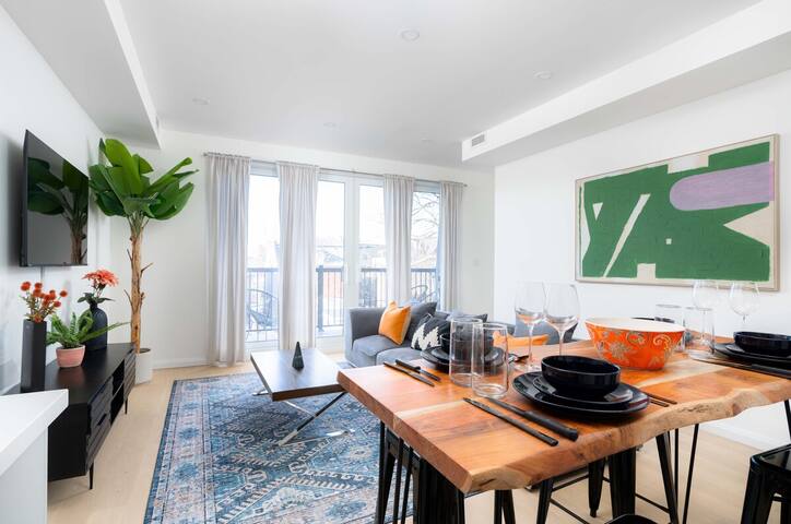 Stylish Townhome Apartment at Bathurst & College! gallery image 2