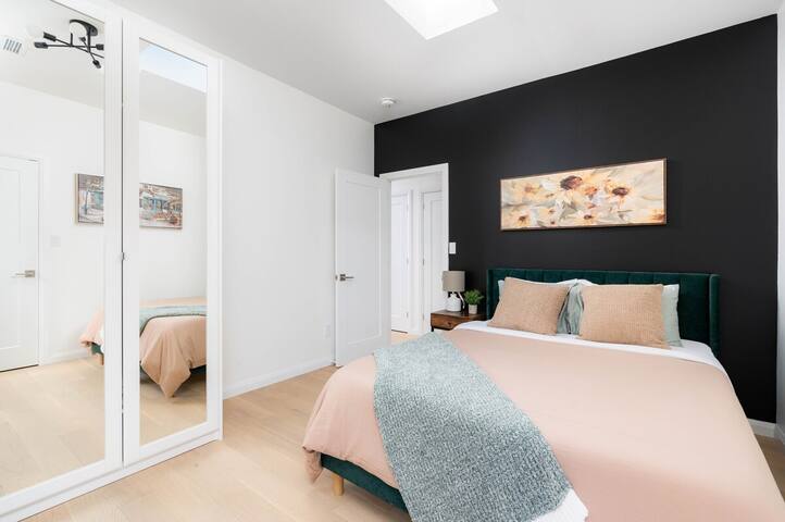 Stylish Townhome Apartment at Bathurst & College! gallery image 3