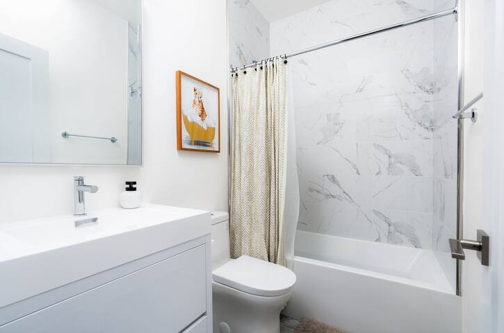 Stylish Townhome Apartment at Bathurst & College! gallery image 5