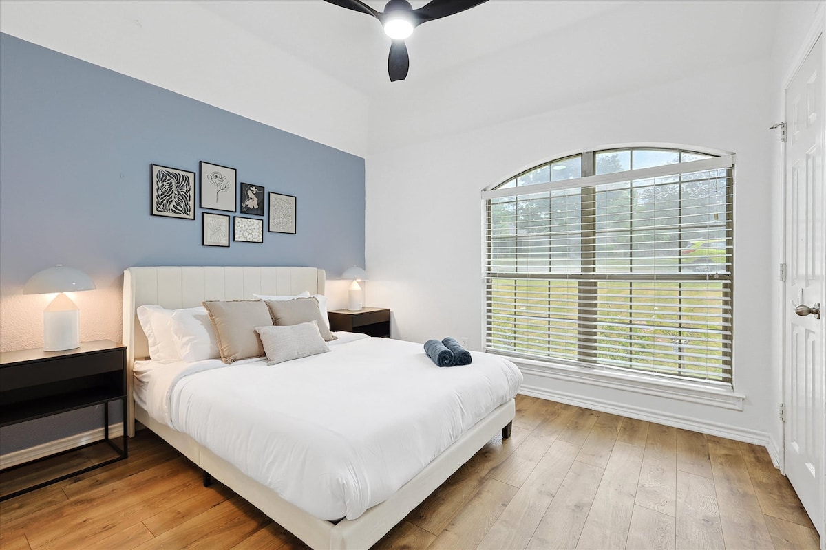 Mooie en lichte kamer met een queensize bed