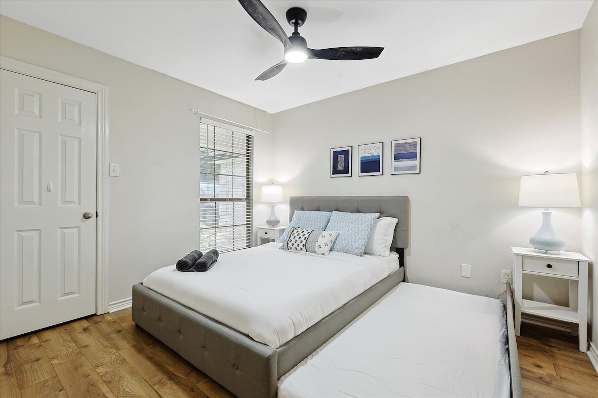 Mooie en lichte kamer met een uitschuifbed (queensize en tweepersoonsbed)