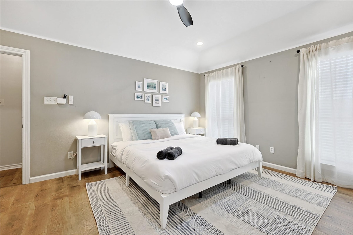 Ruime kamer met een televisie, een kingsize bed en een slaapbank, met alles wat nodig is om je comfort te garanderen