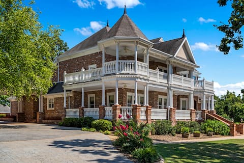 The Highlands mansion and events, sleeps 28, pool