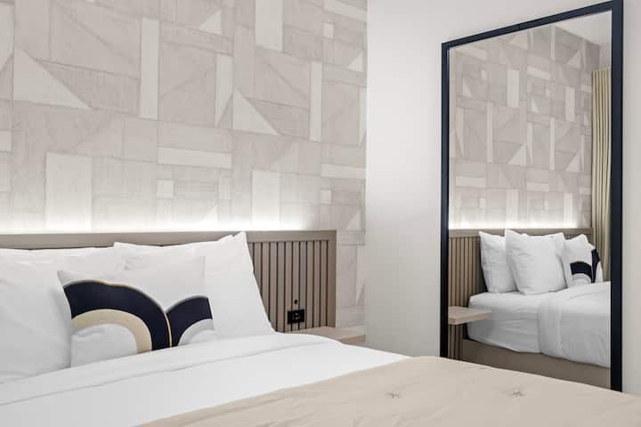 Estoy deseando sumergirme en esta cama queen parecida a una nube y admirar tu reflejo en el espejo.