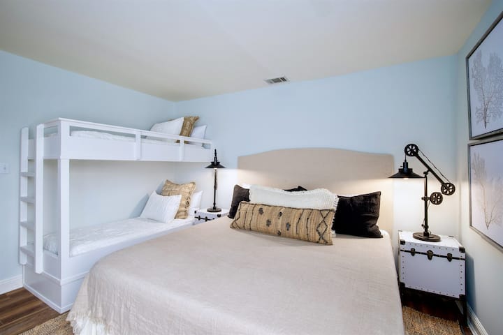 ชั้น 2 - ห้องสวีทเตียงคิงไซส์พร้อมเตียงสองชั้นคู่และห้องน้ำในตัว 