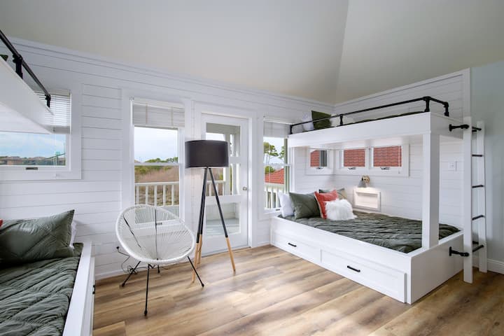 ชั้น 3 - ห้องพักสองชั้นพร้อมเตียงใหญ่ 3 เตียงและเตียงแฝด 2 เตียง (พักได้ 8 คน) พร้อมทีวี 4K ขนาด 65 นิ้วและระเบียงส่วนตัว ห้องน้ำสำหรับห้องนอนนี้อยู่ที่ชั้น 1 หรือจะใช้ห้องน้ำชั้น 2 ก็ได้