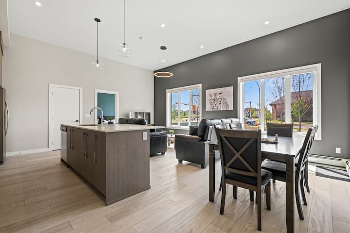 Ground-level 3br Condo W/ Ug Parking, Lawn Access - Calgary