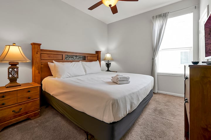 Relájate en el acogedor dormitorio principal con una cómoda cama tamaño king, una decoración elegante y mucha luz natural. Ideal para una noche de sueño reparador.