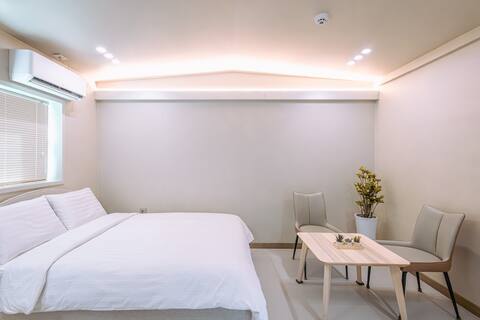 Simple and modern interior retreat