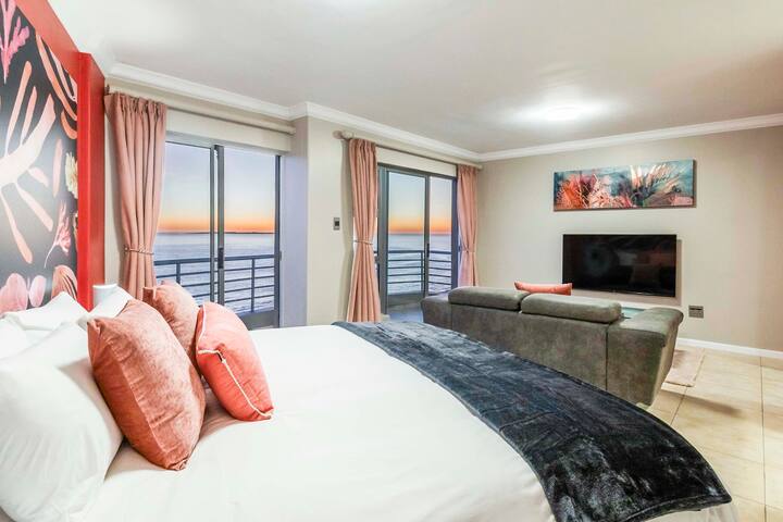 Sunny Penthouse + Cinema Room gallery image 2