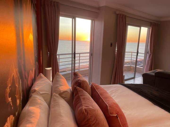 从主床可欣赏海景（加大双人床尺寸的额外长度） ，令人惊叹！