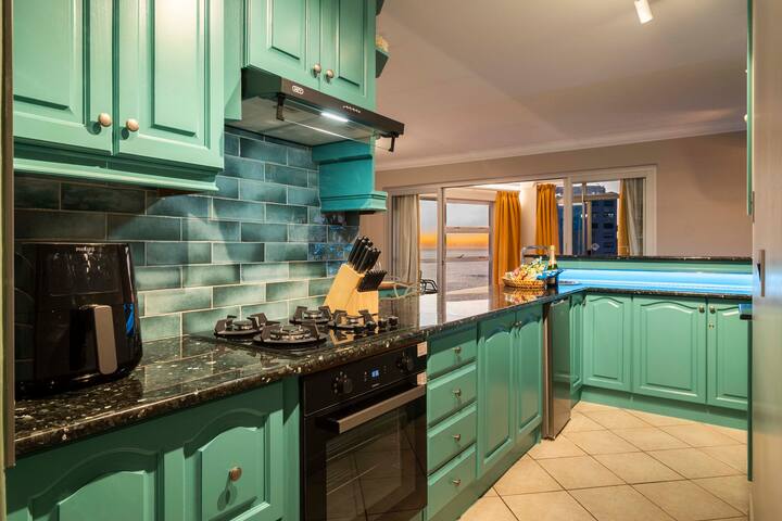 Sunny Penthouse + Cinema Room gallery image 5