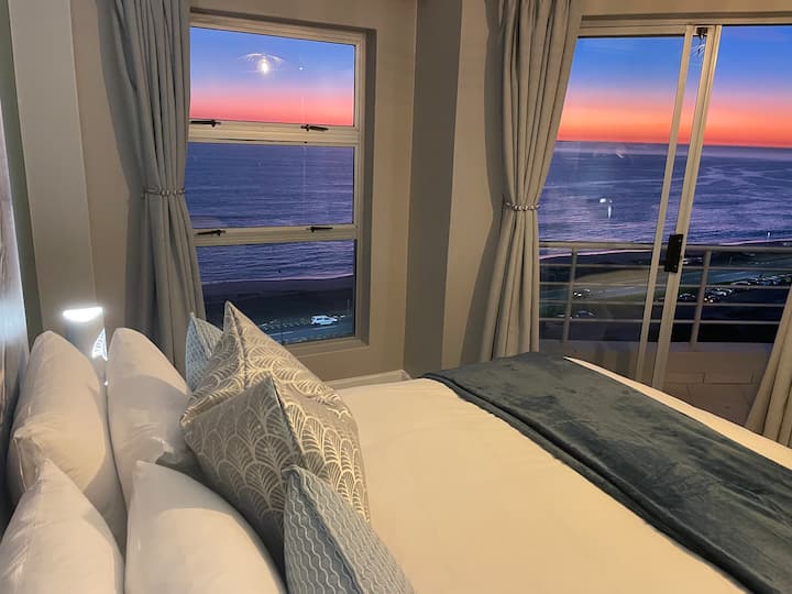 从第二间客房的床上欣赏日落（套房淋浴间、浴缸和马桶）