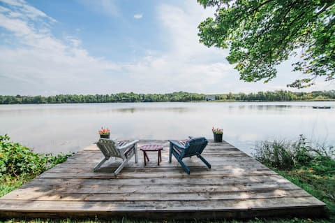 Lakefront Luxe Hideaway W/Hot tub!