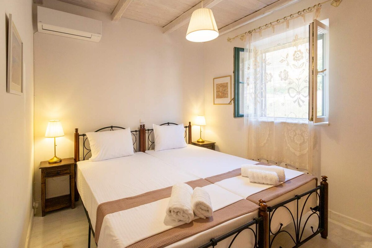 Удобноста и свежината се загарантирани во оваа мирна двокреветна соба