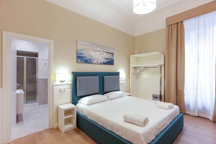 Apartment for 6 persons with 3 bathrooms in Chiaia gallery image 2