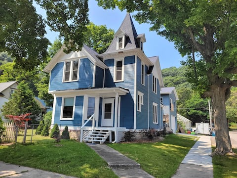 The Glarum House - Gorgeous Historic Home & A/C!
