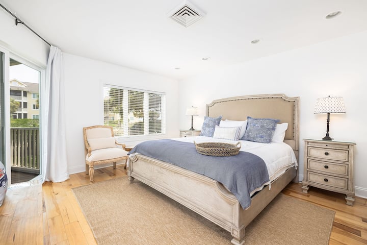 Просторна модерна крайбрежна спалня с голямо двойно легло и смарт телевизор и самостоятелна баня – на няколко крачки от плажа