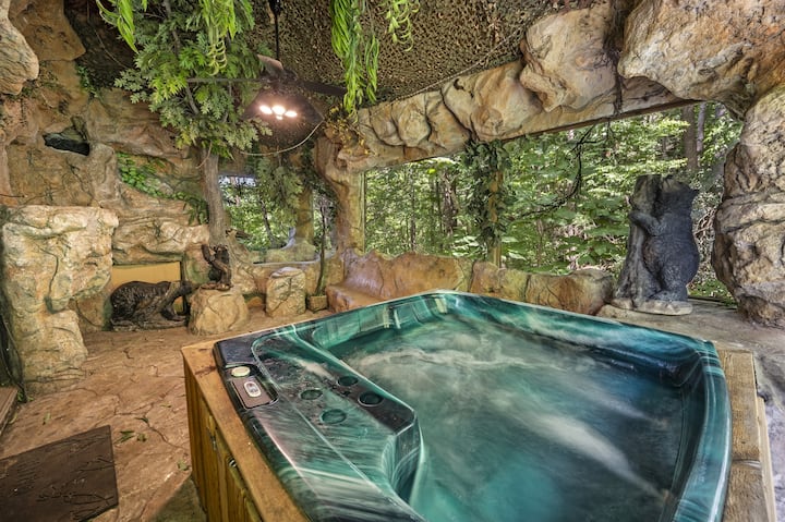 Bear Bottom Grotto Hot Tub + Cozy Mountain Charm - Pigeon Forge, TN