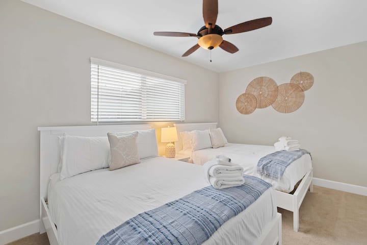 Spálňa 2 (2 manželské postele, stropný ventilátor, úložný priestor na oblečenie)