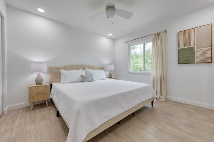 חדר שינה 3 כולל מיטת קינג וטלוויזיה.