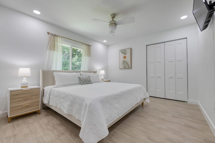 חדר שינה 2 כולל מיטת קינג וטלוויזיה.