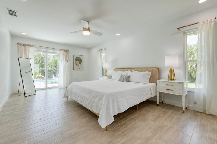 חדר השינה הראשי כולל מיטת קינג, טלוויזיה, גישה חיצונית וחדר רחצה צמוד.