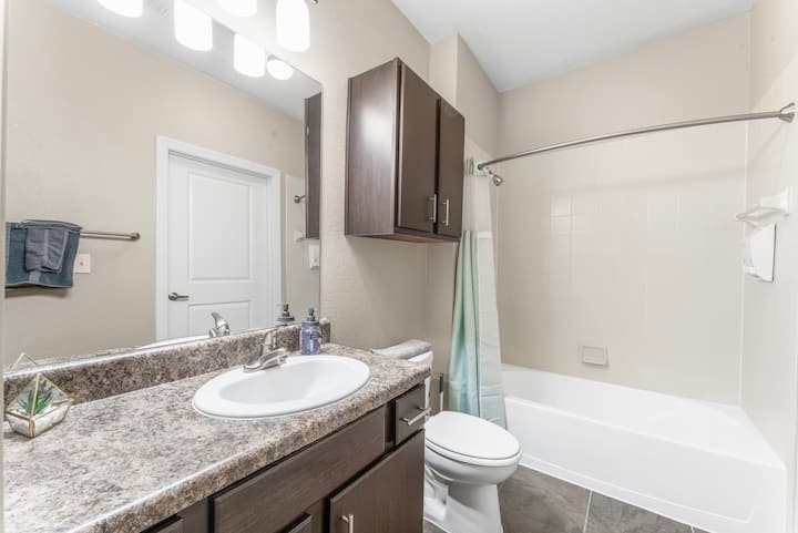 Comfy SoCo 1BR King Suite w/ GymPickleballLaundry