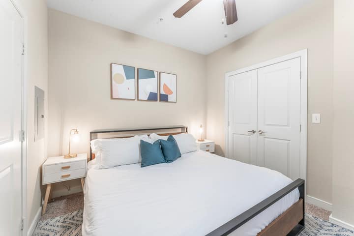 Comfy SoCo 1BR King Suite w/ GymPickleballLaundry