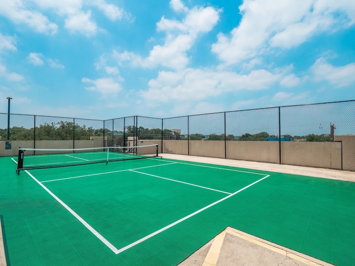Comfy SoCo 1BR King Suite w/ GymPickleballLaundry