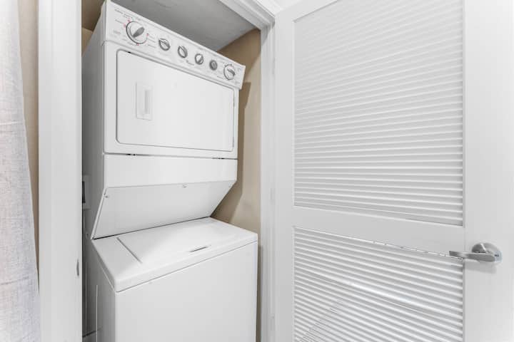 Comfy SoCo 1BR King Suite w/ GymPickleballLaundry