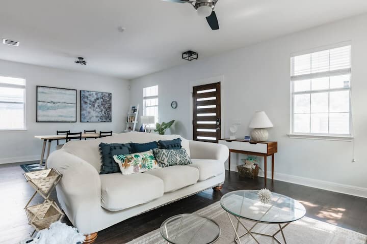 Tv Featured Lux Pool Beauty | Walk To 6th St - Austin, TX