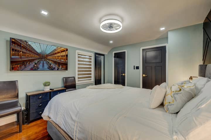 ¡Relájate en esta elegante habitación!  Cama cómoda con ropa de cama blanca y fresca, televisor inteligente y muebles modernos. ¡Tu refugio tranquilo te espera!