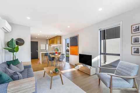 Modern Mission Bay Townhouse & Parking ZodiakStays