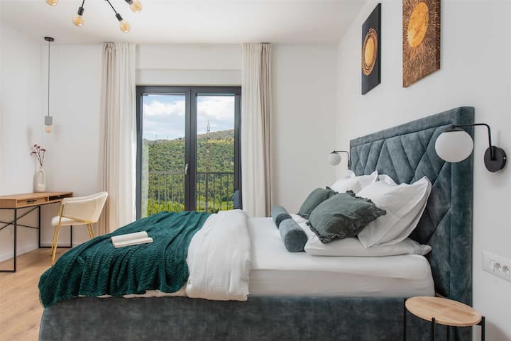 Chumba cha kulala NO2 (17sqm) kilicho na kitanda cha ukubwa wa kifalme sentimita 180 x200, televisheni, A/C
