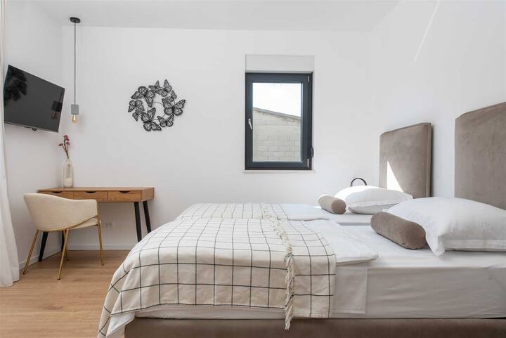 Chumba cha kulala NO2 (15,2sqm) chenye vitanda viwili vya mtu mmoja ambavyo vinaweza kuunganishwa