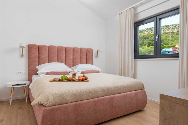 Chumba cha kulala NO1 (12,3sqm) kilicho na kitanda cha ukubwa wa kifalme sentimita 180 x200, televisheni, A/C