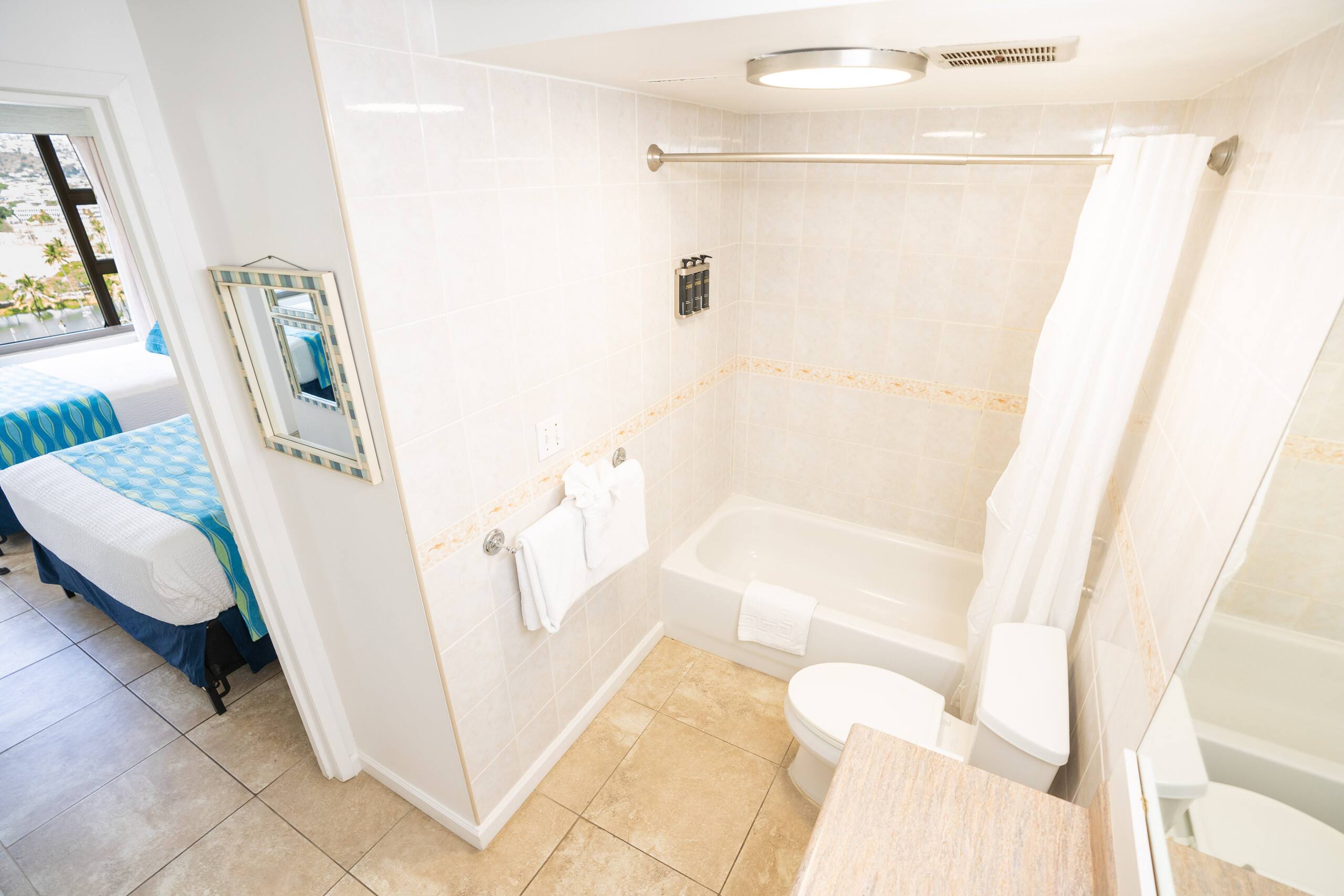 Condo in Honolulu · ★4.38 · 1 bedroom · 3 beds · 1 private bath - Image 17