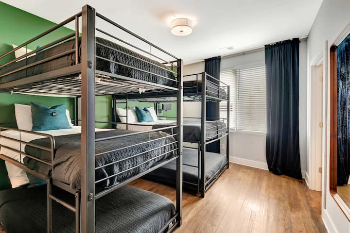 اجمع طاقمك لقضاء عطلة لا تُنسى في هذا البيت الأنيق الذي يحتوي على أسرّة بطابقين واسعة للمجموعات الكبيرة. استمتع بالديكور الأنيق ووسائل الراحة الحديثة، وكل ذلك على بعد خطوات قليلة من وسط مدينة ناشفيل النابض بالحياة. تبدأ مغامرتك في مدينة الموسيقى من هنا!