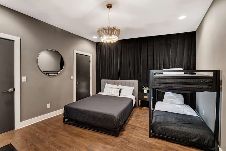 جرب هذا الإيجار العطلة الأنيقة المثالية للمجموعات الكبيرة أو لم شمل الأسرة! مع الديكور الأنيق والفراش المريح، فهو المكان المثالي للاسترخاء بعد استكشاف وسط مدينة ناشفيل. استمتع بليلة مريح أو استعد لمغامرات ناشفيل!