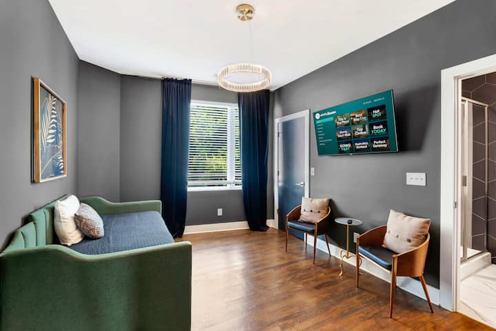 جرب الأناقة والراحة في واحة ناشفيل الأنيقة هذه! يُعد هذا الإيجار للعطلات مثاليًا للمجموعات أو لم شمل العائلات، ويوفر أثاثًا فاخرًا وأجواء مريحة - مثالية لمغامرتك القادمة في مدينة الموسيقى!