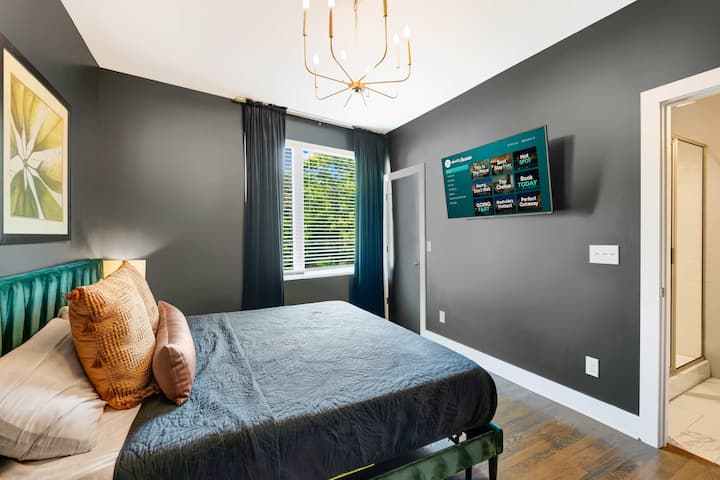 اكتشف الأناقة الأنيقة في غرفة النوم الأنيقة هذه، المثالية لقضاء عطلة في ناشفيل. استمتع بالفراش الفاخر والديكور المصمم بحرفية والحمامات الداخلية - وهي مثالية للمجموعات الكبيرة. استرخ قبل استكشاف الحياة الليلية النابضة بالحياة في وسط مدينة ناشفيل. ملاذك الفاخر 