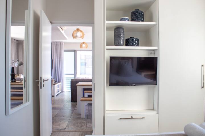 Spacious 2Bed Harbor Haven | V&A Waterfront Canals gallery image 5