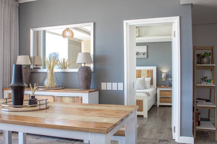 Spacious 2Bed Harbor Haven | V&A Waterfront Canals gallery image 2