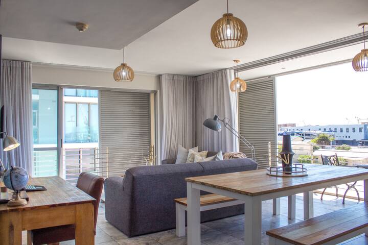 Spacious 2Bed Harbor Haven | V&A Waterfront Canals gallery image 4