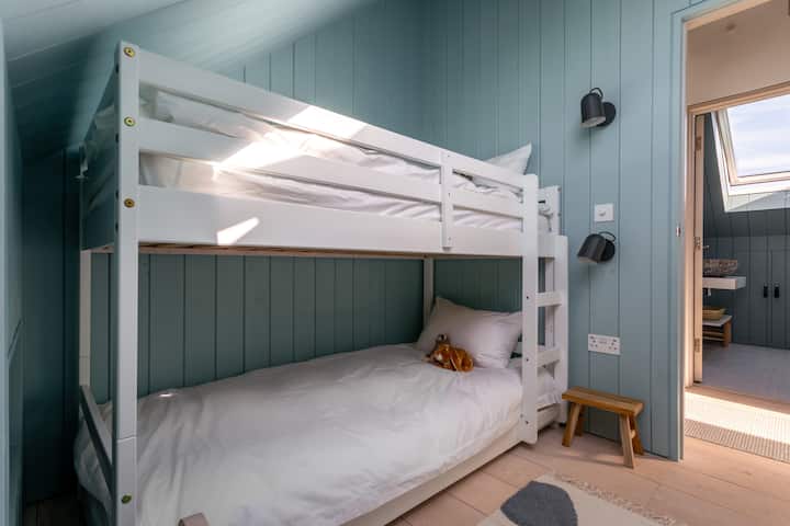 Bunk bedroom (small bunks not suited to adults)
