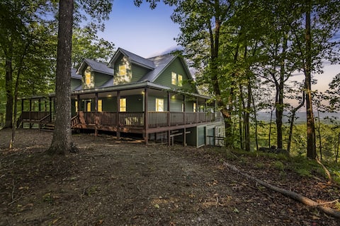 Year Round Mtn View + EV Charger + Hot Tub + Firep