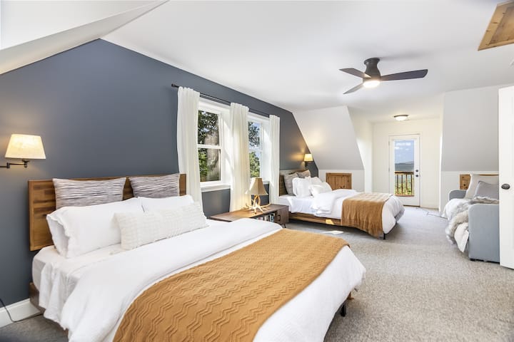 Две дами и две единични легла - на горния етаж