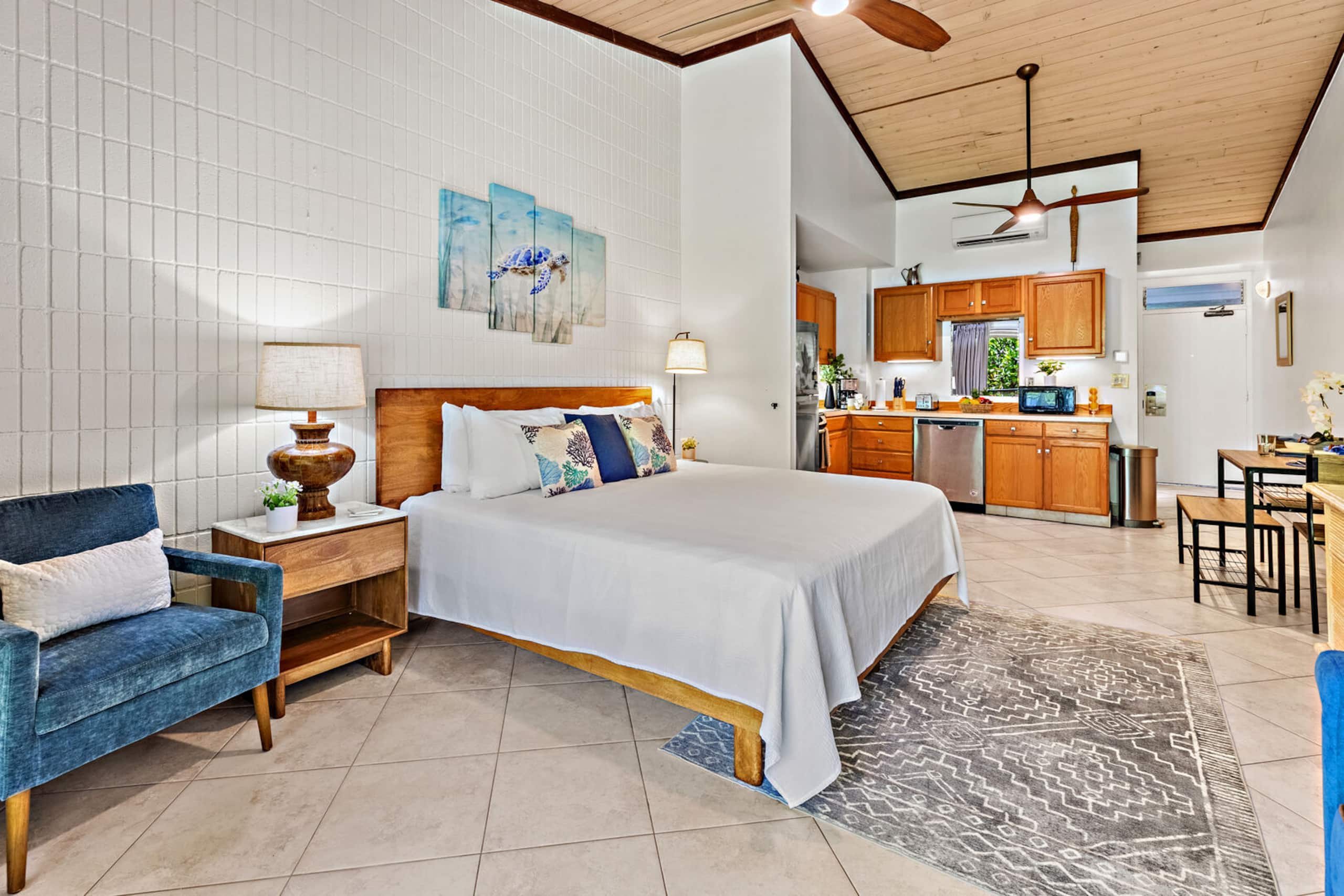 Condo in Lahaina · ★4.9 · Studio · 2 beds · 1 bath - Image 6