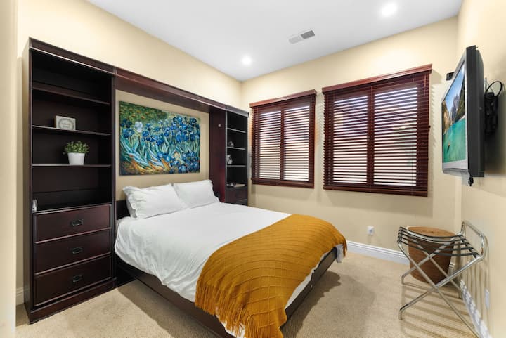 Dormitorio en el primer piso con cama tamaño queen.